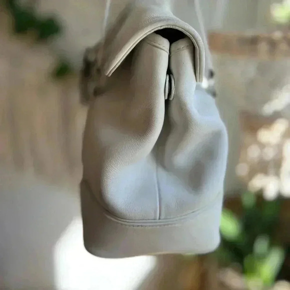 Beautiful Coach Hamptons White Leather Purse - Excellent Condition - Picture 5 of 15